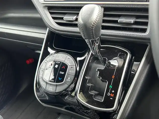トヨタ ヴォクシー ZS 煌Ⅱ 宮城県 2019(令1)年 4.4万km ブラック セーフティセンス/・プリクラッシュセーフティ/・レーンディパーチャーアラート/・オートマチックハイビーム/・先行車発進告知/インテリジェントクリアランスソナー/純正フリップダウンモニター（V12T-R68C）/純正10インチナビ（NSZN-Z68T）ナビSD後日送付の為動作未確認/・CD/DVD/・Bluetooth/・フルセグTV/・SD音楽録音機能/バックカメラ/ドライブレコーダー/ビルトインETC/両側パワースライドドア/シートカバー/革巻きステアリング/クルーズコントロール/ステアリングスイッチ/MTモード付AT/LEDヘッドライト/フォグランプ/オートライト/スマートキー＆プッシュスタート/電動格納ミラー/純正16インチAW/フロアマット/ドアバイザー/Wエアバッグ