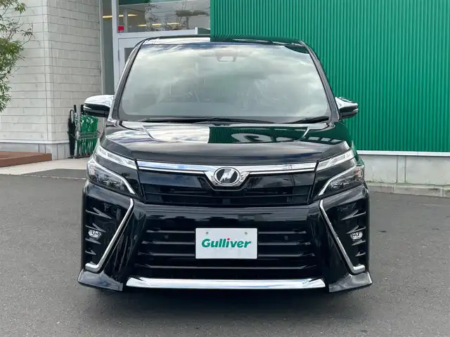 トヨタ ヴォクシー ZS 煌Ⅱ 宮城県 2019(令1)年 4.4万km ブラック セーフティセンス/・プリクラッシュセーフティ/・レーンディパーチャーアラート/・オートマチックハイビーム/・先行車発進告知/インテリジェントクリアランスソナー/純正フリップダウンモニター（V12T-R68C）/純正10インチナビ（NSZN-Z68T）ナビSD後日送付の為動作未確認/・CD/DVD/・Bluetooth/・フルセグTV/・SD音楽録音機能/バックカメラ/ドライブレコーダー/ビルトインETC/両側パワースライドドア/シートカバー/革巻きステアリング/クルーズコントロール/ステアリングスイッチ/MTモード付AT/LEDヘッドライト/フォグランプ/オートライト/スマートキー＆プッシュスタート/電動格納ミラー/純正16インチAW/フロアマット/ドアバイザー/Wエアバッグ