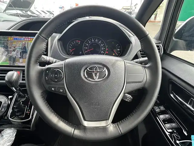 トヨタ ヴォクシー ZS 煌Ⅱ 宮城県 2019(令1)年 4.4万km ブラック セーフティセンス/・プリクラッシュセーフティ/・レーンディパーチャーアラート/・オートマチックハイビーム/・先行車発進告知/インテリジェントクリアランスソナー/純正フリップダウンモニター（V12T-R68C）/純正10インチナビ（NSZN-Z68T）ナビSD後日送付の為動作未確認/・CD/DVD/・Bluetooth/・フルセグTV/・SD音楽録音機能/バックカメラ/ドライブレコーダー/ビルトインETC/両側パワースライドドア/シートカバー/革巻きステアリング/クルーズコントロール/ステアリングスイッチ/MTモード付AT/LEDヘッドライト/フォグランプ/オートライト/スマートキー＆プッシュスタート/電動格納ミラー/純正16インチAW/フロアマット/ドアバイザー/Wエアバッグ