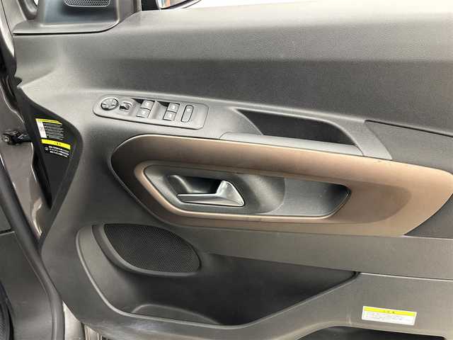 プジョー リフター GTライン ファーストLTD 岡山県 2021(令3)年 3万km グレー 純正ディスプレイオーディオ/Bluetooth/Applecarplay/Android auto/バックカメラ/サイドカメラ/ガラスルーフ/アダプティブクルーズコントロール/アクティブセーフティブレーキ/トラフィックサインインフォメーション/疲労検知システム/アンビエントライト/ブラインドスポット/ETC/インテリジェントハイビーム/ドライブレコーダー/パーキングセンサー