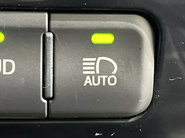 トヨタ プリウス A 神奈川県 2016(平28)年 5.5万km グレーメタリック 純正９型SDナビ　/CD　DVD　フルセグ　Bluetooth　SD　AM　FM/トヨタセーフティーセンス/プリクラッシュセーフティシステム/レーンディパーチャーアラート/ブラインドスポットモニター/クリアランスソナー/ヘッドアップディスプレイ/バックカメラ/ビルトインETC/純正前後ドライブレコーダー/LEDオートライト/フォグランプ/オートマチィックハイビーム/スマートキー/プッシュスタート
