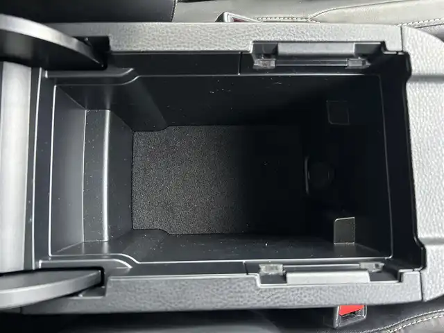トヨタ ハリアー プレミアム メタル&レザーP 新潟県 2019(令1)年 5.2万km ホワイトパールクリスタルシャイン ワンオーナー/10インチSDナビ/(AM/FM/CD/DVD/Bluetooth)/フルセグTV/バックカメラ/衝突軽減ブレーキ/レーンキープアシスト/オートマチックハイビーム/コーナーセンサー前後/レーダークルーズコントロール/ETC/純正18インチアルミホイール/純正フロアマット/黒レザーシート/前席シートヒーター/シートメモリー/シートベンチレーション/パワーバックドア/ドアバイザー/スペアキー（スマートキー＆スペアキー）/ＬＥＤヘッドライト