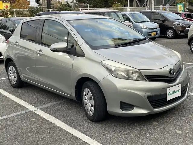 トヨタ ヴィッツ F 千葉県 2012(平24)年 4.7万km ジンバックメタリック 純正ナビ【ワンセグ、BT、CD】/純正フロアマット/純正ホイールキャップ/ETC/ウインカー付き電動格納ミラー/保証書/ナビ説明書