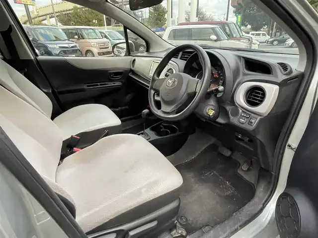 トヨタ ヴィッツ F 千葉県 2012(平24)年 4.7万km ジンバックメタリック 純正ナビ【ワンセグ、BT、CD】/純正フロアマット/純正ホイールキャップ/ETC/ウインカー付き電動格納ミラー/保証書/ナビ説明書