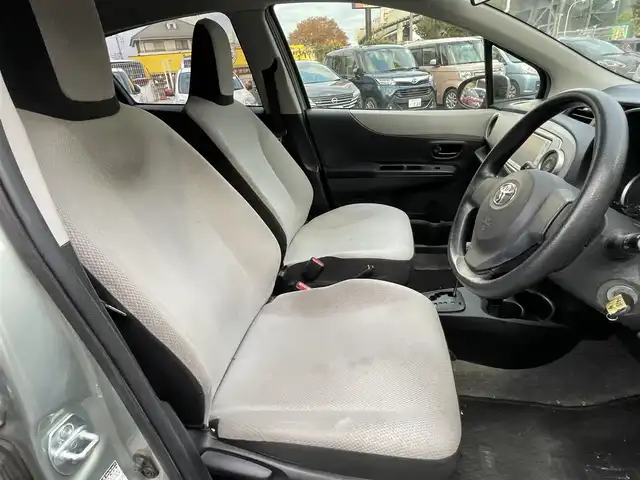 トヨタ ヴィッツ F 千葉県 2012(平24)年 4.7万km ジンバックメタリック 純正ナビ【ワンセグ、BT、CD】/純正フロアマット/純正ホイールキャップ/ETC/ウインカー付き電動格納ミラー/保証書/ナビ説明書