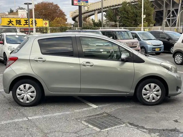 トヨタ ヴィッツ F 千葉県 2012(平24)年 4.7万km ジンバックメタリック 純正ナビ【ワンセグ、BT、CD】/純正フロアマット/純正ホイールキャップ/ETC/ウインカー付き電動格納ミラー/保証書/ナビ説明書