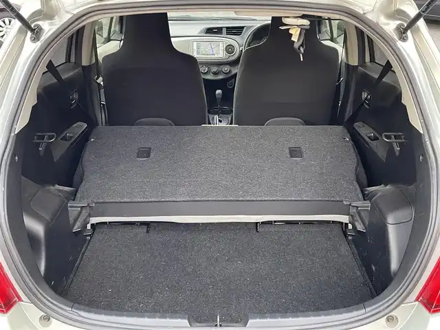 トヨタ ヴィッツ F 千葉県 2012(平24)年 4.7万km ジンバックメタリック 純正ナビ【ワンセグ、BT、CD】/純正フロアマット/純正ホイールキャップ/ETC/ウインカー付き電動格納ミラー/保証書/ナビ説明書