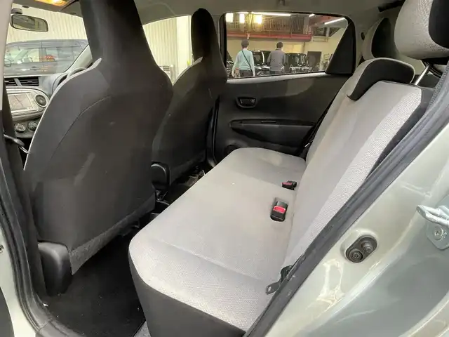 トヨタ ヴィッツ F 千葉県 2012(平24)年 4.7万km ジンバックメタリック 純正ナビ【ワンセグ、BT、CD】/純正フロアマット/純正ホイールキャップ/ETC/ウインカー付き電動格納ミラー/保証書/ナビ説明書