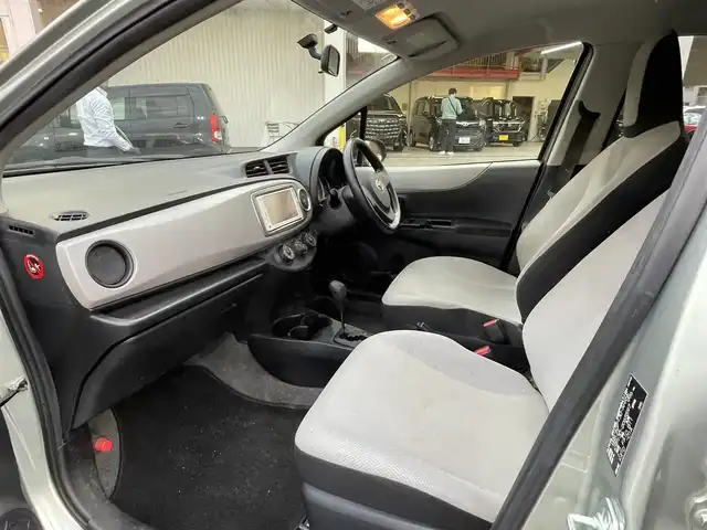 トヨタ ヴィッツ F 千葉県 2012(平24)年 4.7万km ジンバックメタリック 純正ナビ【ワンセグ、BT、CD】/純正フロアマット/純正ホイールキャップ/ETC/ウインカー付き電動格納ミラー/保証書/ナビ説明書