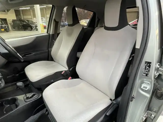 トヨタ ヴィッツ F 千葉県 2012(平24)年 4.7万km ジンバックメタリック 純正ナビ【ワンセグ、BT、CD】/純正フロアマット/純正ホイールキャップ/ETC/ウインカー付き電動格納ミラー/保証書/ナビ説明書