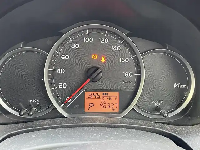 トヨタ ヴィッツ F 千葉県 2012(平24)年 4.7万km ジンバックメタリック 純正ナビ【ワンセグ、BT、CD】/純正フロアマット/純正ホイールキャップ/ETC/ウインカー付き電動格納ミラー/保証書/ナビ説明書