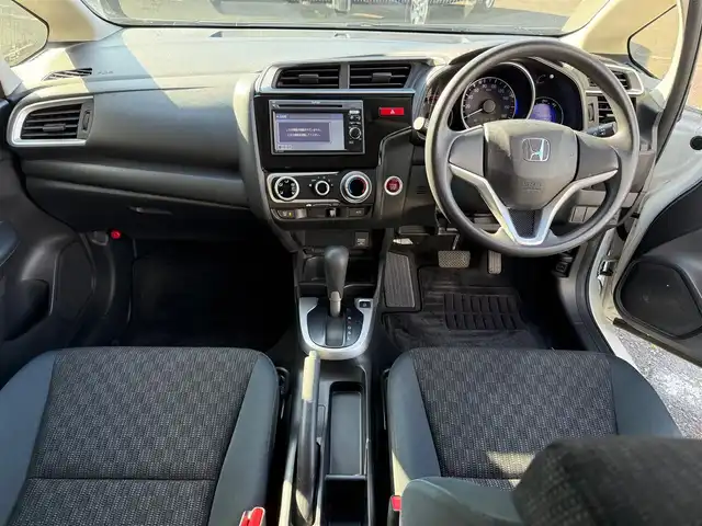 ホンダ フィット 13G Fパッケージ 静岡県 2015(平27)年 6万km タフタホワイト ワンオーナー/　・新車時保証書有り/走行距離：59/302Km(登録時)/車検：令和8年9月6日　迄/アイドリングストップ/純正ディスプレイオーディオ/バックカメラ/スマートキー×2/プッシュスタート/ウインカードアミラー/純正ドアバイザー/純正フロアマット/Wエアバック＋ABS/取説有り