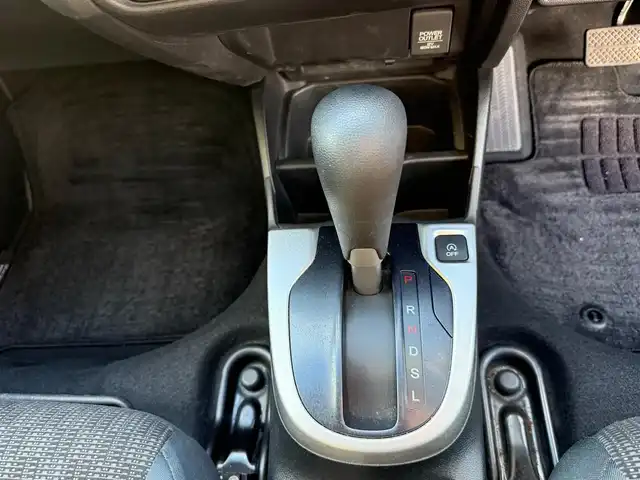 ホンダ フィット 13G Fパッケージ 静岡県 2015(平27)年 6万km タフタホワイト ワンオーナー/　・新車時保証書有り/走行距離：59/302Km(登録時)/車検：令和8年9月6日　迄/アイドリングストップ/純正ディスプレイオーディオ/バックカメラ/スマートキー×2/プッシュスタート/ウインカードアミラー/純正ドアバイザー/純正フロアマット/Wエアバック＋ABS/取説有り