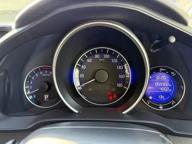 ホンダ フィット 13G Fパッケージ 静岡県 2015(平27)年 6万km タフタホワイト ワンオーナー/　・新車時保証書有り/走行距離：59/302Km(登録時)/車検：令和8年9月6日　迄/アイドリングストップ/純正ディスプレイオーディオ/バックカメラ/スマートキー×2/プッシュスタート/ウインカードアミラー/純正ドアバイザー/純正フロアマット/Wエアバック＋ABS/取説有り