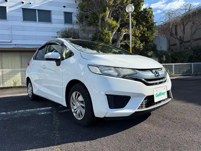 ホンダ フィット 13G Fパッケージ 静岡県 2015(平27)年 6万km タフタホワイト ワンオーナー/　・新車時保証書有り/走行距離：59/302Km(登録時)/車検：令和8年9月6日　迄/アイドリングストップ/純正ディスプレイオーディオ/バックカメラ/スマートキー×2/プッシュスタート/ウインカードアミラー/純正ドアバイザー/純正フロアマット/Wエアバック＋ABS/取説有り
