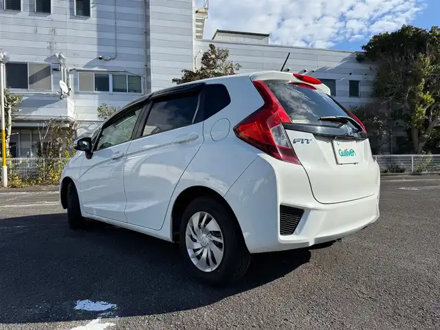 ホンダ フィット 13G Fパッケージ 静岡県 2015(平27)年 6万km タフタホワイト ワンオーナー/　・新車時保証書有り/走行距離：59/302Km(登録時)/車検：令和8年9月6日　迄/アイドリングストップ/純正ディスプレイオーディオ/バックカメラ/スマートキー×2/プッシュスタート/ウインカードアミラー/純正ドアバイザー/純正フロアマット/Wエアバック＋ABS/取説有り