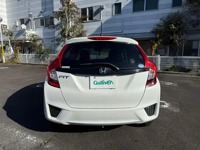 ホンダ フィット 13G Fパッケージ 静岡県 2015(平27)年 6万km タフタホワイト ワンオーナー/　・新車時保証書有り/走行距離：59/302Km(登録時)/車検：令和8年9月6日　迄/アイドリングストップ/純正ディスプレイオーディオ/バックカメラ/スマートキー×2/プッシュスタート/ウインカードアミラー/純正ドアバイザー/純正フロアマット/Wエアバック＋ABS/取説有り