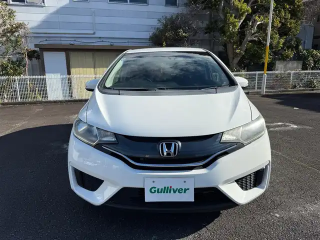 ホンダ フィット 13G Fパッケージ 静岡県 2015(平27)年 6万km タフタホワイト ワンオーナー/　・新車時保証書有り/走行距離：59/302Km(登録時)/車検：令和8年9月6日　迄/アイドリングストップ/純正ディスプレイオーディオ/バックカメラ/スマートキー×2/プッシュスタート/ウインカードアミラー/純正ドアバイザー/純正フロアマット/Wエアバック＋ABS/取説有り