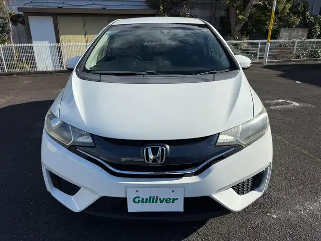 ホンダ フィット 13G Fパッケージ 静岡県 2015(平27)年 6万km タフタホワイト ワンオーナー/　・新車時保証書有り/走行距離：59/302Km(登録時)/車検：令和8年9月6日　迄/アイドリングストップ/純正ディスプレイオーディオ/バックカメラ/スマートキー×2/プッシュスタート/ウインカードアミラー/純正ドアバイザー/純正フロアマット/Wエアバック＋ABS/取説有り