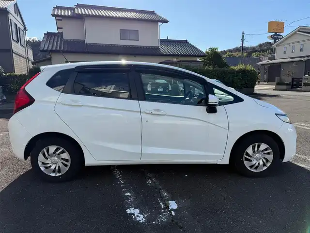 ホンダ フィット 13G Fパッケージ 静岡県 2015(平27)年 6万km タフタホワイト ワンオーナー/　・新車時保証書有り/走行距離：59/302Km(登録時)/車検：令和8年9月6日　迄/アイドリングストップ/純正ディスプレイオーディオ/バックカメラ/スマートキー×2/プッシュスタート/ウインカードアミラー/純正ドアバイザー/純正フロアマット/Wエアバック＋ABS/取説有り
