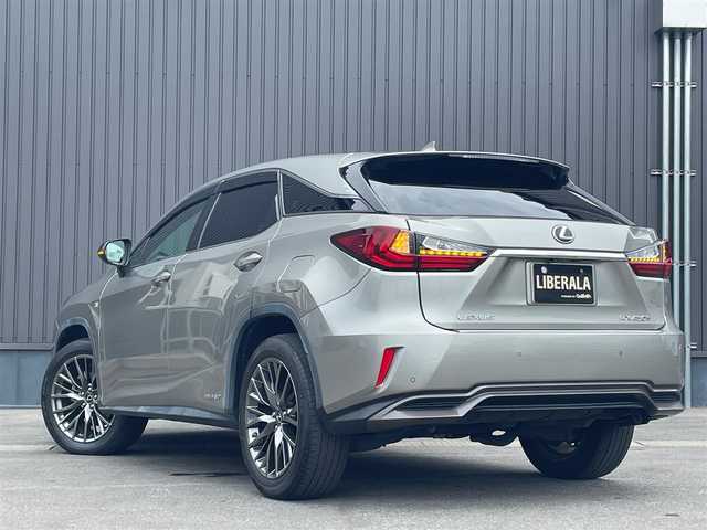 レクサス ＲＸ 450h Fスポーツ 青森県 2016(平28)年 8.5万km ソニックチタニウム /4WD/純正SDナビ/【BD/DVD/BT/フルセグTV】/マークレビンソンサラウンドサウンドシステム/バックカメラ/サイドカメラ/クルーズコントロール(追従走行有り)/衝突被害軽減ブレーキ/レーンキープアシスト/ブラインドスポットモニター(後側方車両検知警報)/横滑り防止/HUD/革巻きステア/ノブ/パドルシフト/電動チルトステア/黒革シート/前席シートヒーター/エアシート/　/パワーシート(D席メモリ有り)/前後バンパーソナー/ETC2.0/ステアリングヒーター/ミラーヒーター/リバース連動機能付きドアミラー/オートワイパー/オートライト/純正3眼LEDライト/シーケンシャルウインカー/パワーバックドア/スマートキー/プッシュスタート/純正20インチアルミホイール /リア5面スモークフィルム/LEDフォグ/純正ドアバイザー/純正フロアマット/W/サイド/カーテン/ニーエアバッグ/スペアキー×1【カードキー】/新車時整備手帳（保証書）/取扱説明書/記録簿