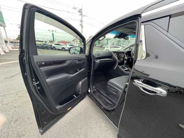トヨタ アルファード S Cパッケージ 静岡県 2020(令2)年 4.2万km ブラック ●純正メーカーナビ/（フルセグ/CD/DVD/USB/AppleCarPlay/Bluetooth）/●フリップダウンモニター/●衝突軽減システム/●レーダークルーズコントロール/●レーンキープアシスト/●ブラインドスポットモニター/●バックカメラ/●コーナーセンサー/●デジタルインナーミラー/●前方ドライブレコーダー/●ビルトインETC/●ステアリングヒーター/●Ｄ＋Ｎ席エアシート/シートヒーター/●全席パワーシート/●サンルーフ/●オットマン/●電動リアゲート/●電動パーキングブレーキ/●オートブレーキホールド/●ＬＥＤ/●オートマチックハイビーム/●フォグランプ/●ドアバイザー/●電動格納ウィンカーミラー/●ステアリングスイッチ/●ISOFIX/●純正18インチアルミホイール/●ダブル＋サイド＋カーテン＋ARS＋ABS