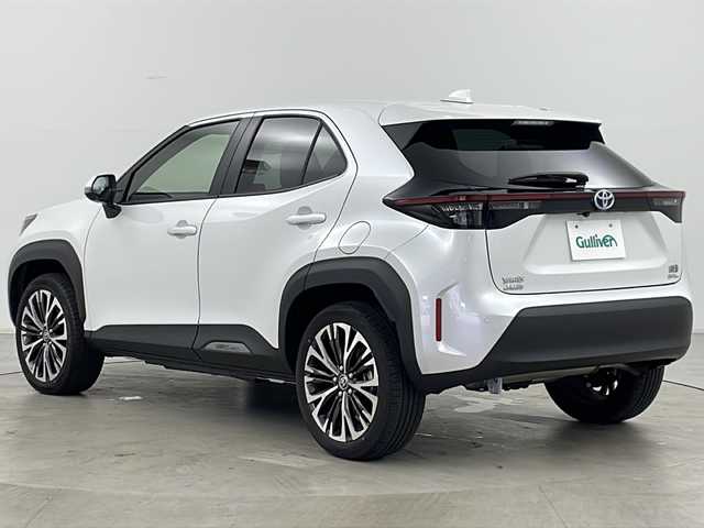 トヨタ ヤリスクロス ハイブリッド 道央・札幌 2022(令4)年 1.7万km パール ・４ＷＤ/・純正８インチディスプレイオーディオ/・ＢＴ/・ＡｐｐｌｅＣａｒｐｌａｙ/・ＡｎｄｏｒｏｉｄＡｕｔｏ/・全方位カメラ/・ＴＳＳ/・ＢＳＭ/・横滑り防止機能/・ＨＵＤ/・ステアリングヒーター/・アダプティブクルーズコントロール/・ダウンヒルアシストコントロール/・ドアミラーヒーター＆ウィンカー/・ハーフレザーシート/・運転席パワーシート/・前席シートヒーター/・電動パーキングブレーキ/・ブレーキホールド/・AC100V/・純正ビルトインETC/・前後純正ドライブレコーダー