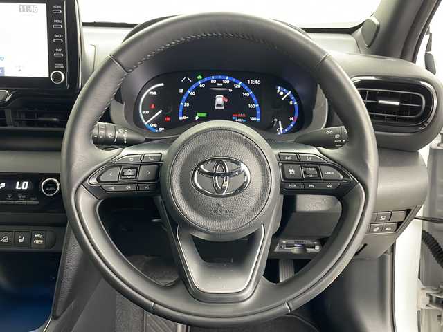 トヨタ ヤリスクロス ハイブリッド 道央・札幌 2022(令4)年 1.7万km パール ・４ＷＤ/・純正８インチディスプレイオーディオ/・ＢＴ/・ＡｐｐｌｅＣａｒｐｌａｙ/・ＡｎｄｏｒｏｉｄＡｕｔｏ/・全方位カメラ/・ＴＳＳ/・ＢＳＭ/・横滑り防止機能/・ＨＵＤ/・ステアリングヒーター/・アダプティブクルーズコントロール/・ダウンヒルアシストコントロール/・ドアミラーヒーター＆ウィンカー/・ハーフレザーシート/・運転席パワーシート/・前席シートヒーター/・電動パーキングブレーキ/・ブレーキホールド/・AC100V/・純正ビルトインETC/・前後純正ドライブレコーダー