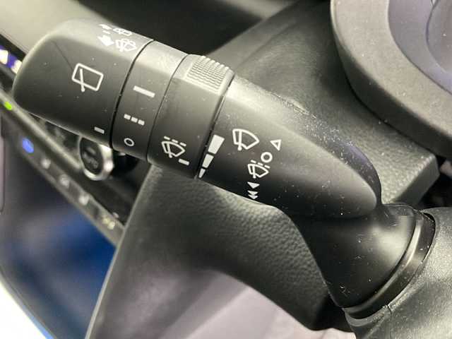 トヨタ ヤリスクロス ハイブリッド 道央・札幌 2022(令4)年 1.7万km パール ・４ＷＤ/・純正８インチディスプレイオーディオ/・ＢＴ/・ＡｐｐｌｅＣａｒｐｌａｙ/・ＡｎｄｏｒｏｉｄＡｕｔｏ/・全方位カメラ/・ＴＳＳ/・ＢＳＭ/・横滑り防止機能/・ＨＵＤ/・ステアリングヒーター/・アダプティブクルーズコントロール/・ダウンヒルアシストコントロール/・ドアミラーヒーター＆ウィンカー/・ハーフレザーシート/・運転席パワーシート/・前席シートヒーター/・電動パーキングブレーキ/・ブレーキホールド/・AC100V/・純正ビルトインETC/・前後純正ドライブレコーダー