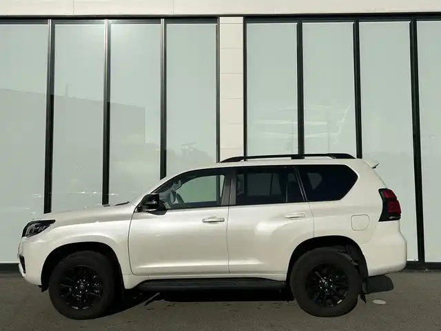 トヨタ ランドクルーザー プラド TX Lパッケージ マットブラED 大阪府 2023(令5)年 2.1万km ホワイトパールクリスタルシャイン 4WD/サンルーフ/ルーフレール/クルーズコントロール/クリアランスソナー/ロードサインアシスト/BSM/純正11インチナビ/Bluetooth/フルセグTV/USB/パノラミックビューモニター/ビルトインETC/前後ドライブレコーダー/パワーシート/シートヒーター/シートベンチレーション/アイドリングストップ/SOSコール/LEDヘッドライト/フォグランプ/ヘッドライトウォッシャー/純正フロアマット/純正18インチAW