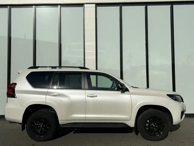 トヨタ ランドクルーザー プラド TX Lパッケージ マットブラED 大阪府 2023(令5)年 2.1万km ホワイトパールクリスタルシャイン 4WD/サンルーフ/ルーフレール/クルーズコントロール/クリアランスソナー/ロードサインアシスト/BSM/純正11インチナビ/Bluetooth/フルセグTV/USB/パノラミックビューモニター/ビルトインETC/前後ドライブレコーダー/パワーシート/シートヒーター/シートベンチレーション/アイドリングストップ/SOSコール/LEDヘッドライト/フォグランプ/ヘッドライトウォッシャー/純正フロアマット/純正18インチAW