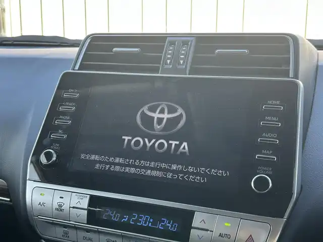トヨタ ランドクルーザー プラド TX Lパッケージ マットブラED 大阪府 2023(令5)年 2.1万km ホワイトパールクリスタルシャイン 4WD/サンルーフ/ルーフレール/クルーズコントロール/クリアランスソナー/ロードサインアシスト/BSM/純正11インチナビ/Bluetooth/フルセグTV/USB/パノラミックビューモニター/ビルトインETC/前後ドライブレコーダー/パワーシート/シートヒーター/シートベンチレーション/アイドリングストップ/SOSコール/LEDヘッドライト/フォグランプ/ヘッドライトウォッシャー/純正フロアマット/純正18インチAW