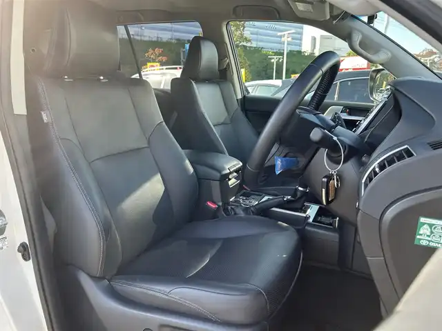 トヨタ ランドクルーザー プラド TX Lパッケージ マットブラED 大阪府 2023(令5)年 2.1万km ホワイトパールクリスタルシャイン 4WD/サンルーフ/ルーフレール/クルーズコントロール/クリアランスソナー/ロードサインアシスト/BSM/純正11インチナビ/Bluetooth/フルセグTV/USB/パノラミックビューモニター/ビルトインETC/前後ドライブレコーダー/パワーシート/シートヒーター/シートベンチレーション/アイドリングストップ/SOSコール/LEDヘッドライト/フォグランプ/ヘッドライトウォッシャー/純正フロアマット/純正18インチAW