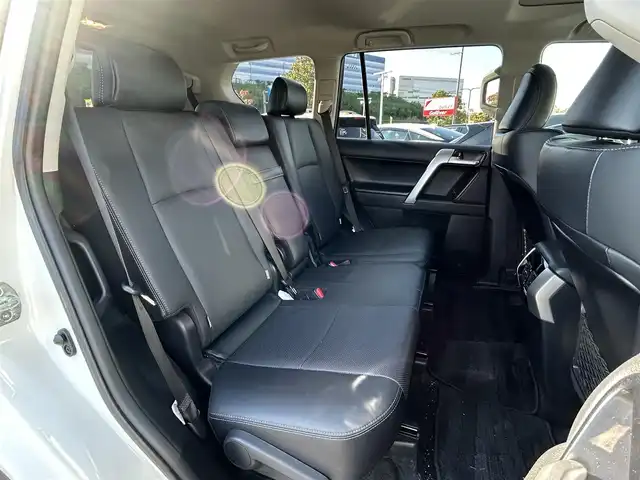 トヨタ ランドクルーザー プラド TX Lパッケージ マットブラED 大阪府 2023(令5)年 2.1万km ホワイトパールクリスタルシャイン 4WD/サンルーフ/ルーフレール/クルーズコントロール/クリアランスソナー/ロードサインアシスト/BSM/純正11インチナビ/Bluetooth/フルセグTV/USB/パノラミックビューモニター/ビルトインETC/前後ドライブレコーダー/パワーシート/シートヒーター/シートベンチレーション/アイドリングストップ/SOSコール/LEDヘッドライト/フォグランプ/ヘッドライトウォッシャー/純正フロアマット/純正18インチAW