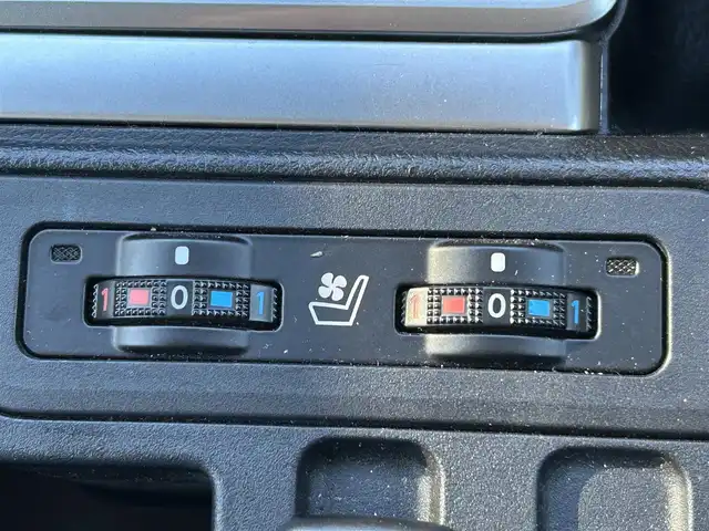 トヨタ ランドクルーザー プラド TX Lパッケージ マットブラED 大阪府 2023(令5)年 2.1万km ホワイトパールクリスタルシャイン 4WD/サンルーフ/ルーフレール/クルーズコントロール/クリアランスソナー/ロードサインアシスト/BSM/純正11インチナビ/Bluetooth/フルセグTV/USB/パノラミックビューモニター/ビルトインETC/前後ドライブレコーダー/パワーシート/シートヒーター/シートベンチレーション/アイドリングストップ/SOSコール/LEDヘッドライト/フォグランプ/ヘッドライトウォッシャー/純正フロアマット/純正18インチAW