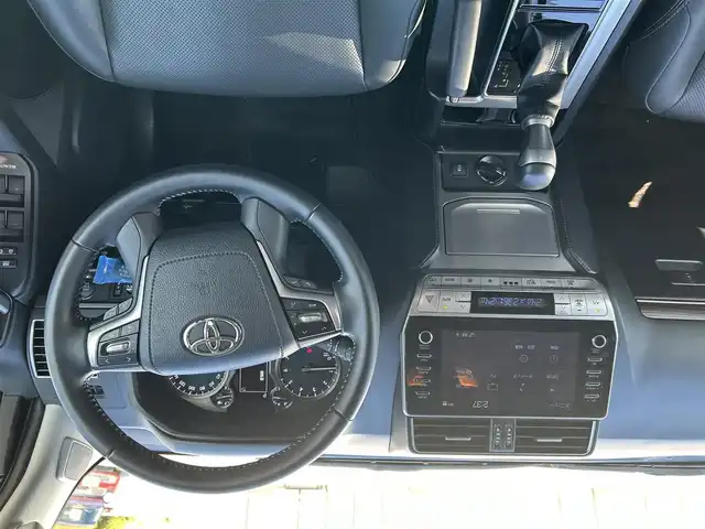 トヨタ ランドクルーザー プラド TX Lパッケージ マットブラED 大阪府 2023(令5)年 2.1万km ホワイトパールクリスタルシャイン 4WD/サンルーフ/ルーフレール/クルーズコントロール/クリアランスソナー/ロードサインアシスト/BSM/純正11インチナビ/Bluetooth/フルセグTV/USB/パノラミックビューモニター/ビルトインETC/前後ドライブレコーダー/パワーシート/シートヒーター/シートベンチレーション/アイドリングストップ/SOSコール/LEDヘッドライト/フォグランプ/ヘッドライトウォッシャー/純正フロアマット/純正18インチAW