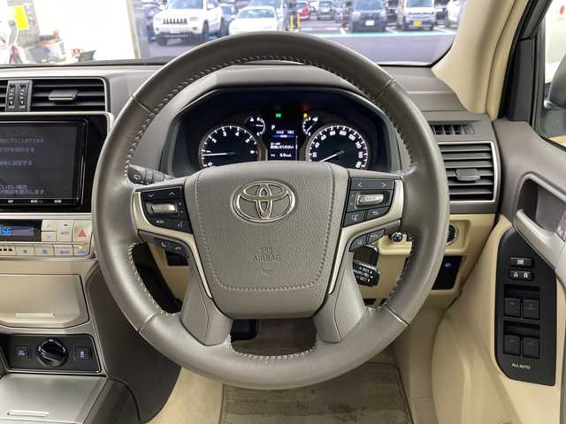 トヨタ ランドクルーザー プラド TX Lパッケージ マットブラED 岐阜県 2023(令5)年 2.3万km ホワイトパールクリスタルシャイン サンルーフ/ベージュレザーシート/シートヒーター/ベンチレーション/パワーシート/9インチ純正SDナビ【NSZT-Y68T】/CD/DVD/Bluetooth/フルセグTV/バックカメラ/プリクラッシュセーフティシステム/レーントレーシングアシスト/レーダークルーズコントロール/オートマチックハイビーム/オートLEDヘッドライト/ETC/トランスファースイッチ/ヘッドライトウォッシャー/電動格納ミラー/オートリトラミラー/MTモード付/ルーフレール/スマートキー/プッシュスタート/純正18インチアルミホイール/純正フロアマット