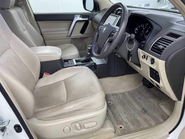 トヨタ ランドクルーザー プラド TX Lパッケージ マットブラED 岐阜県 2023(令5)年 2.3万km ホワイトパールクリスタルシャイン サンルーフ/ベージュレザーシート/シートヒーター/ベンチレーション/パワーシート/9インチ純正SDナビ【NSZT-Y68T】/CD/DVD/Bluetooth/フルセグTV/バックカメラ/プリクラッシュセーフティシステム/レーントレーシングアシスト/レーダークルーズコントロール/オートマチックハイビーム/オートLEDヘッドライト/ETC/トランスファースイッチ/ヘッドライトウォッシャー/電動格納ミラー/オートリトラミラー/MTモード付/ルーフレール/スマートキー/プッシュスタート/純正18インチアルミホイール/純正フロアマット