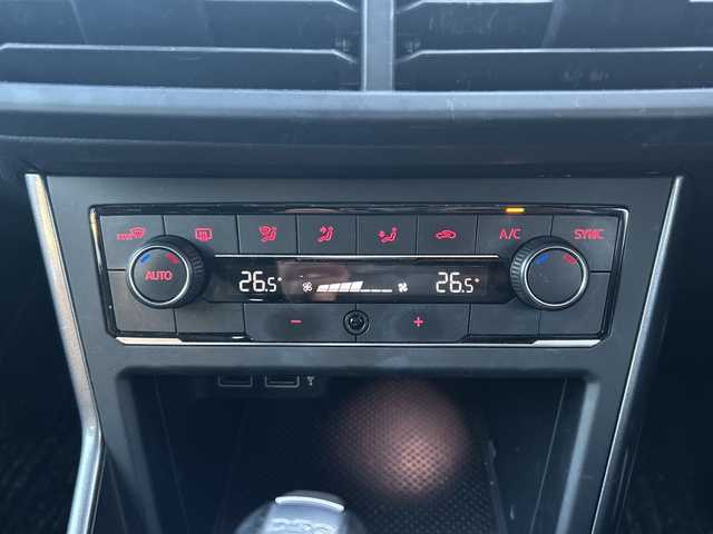 フォルクスワーゲン ポロ TSIハイライン 東京都 2018(平30)年 4.9万km ベージュ メモリーナビ/バックカメラ/フルセグテレビ/アクティブクルーズコントロール/プッシュスタート/ETC2.0/ドライブレコーダー/純正１６インチAW/取説書/保証書/スペアスマートキー/カラーナンバー：LD7L/（アイボリーシルバーメタリック）