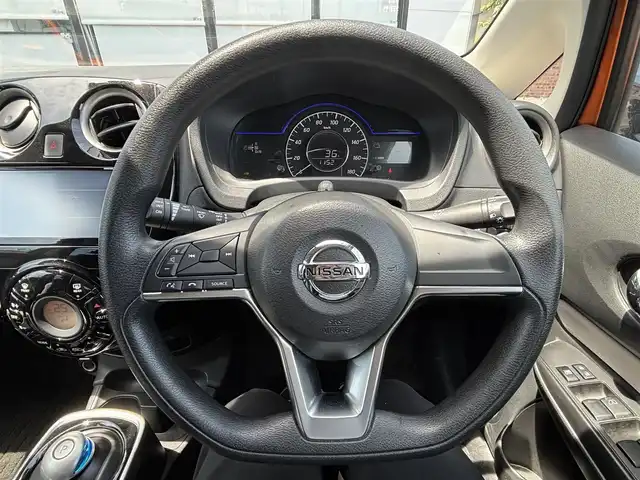 日産 ノート e－パワー X 宮城県 2016(平28)年 4.1万km プレミアムコロナオレンジ 登録時走行距離40564km/純正SDナビ（FM/AM・フルセグ・BT・CD/DVD/Blu-ray）/アラウンドビューモニター/衝突軽減ブレーキ/レーンキープアシスト/コーナーセンサー（前後）/プッシュスタート/デジタルインナーミラー/LEDライト/ETC/ウインカーミラー/純正ホイールカバー