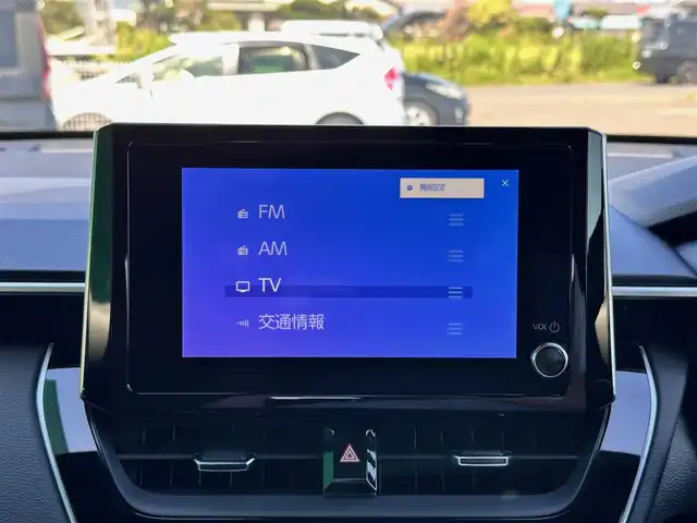 トヨタ カローラ クロス ハイブリッド Z 宮城県 2024(令6)年 0.8万km プラチナホワイトパールマイカ セーフティセンス/・プリクラッシュセーフティ/・レーントレーシングアシスト/・レーンディパーチャーアラート/・レーダークルーズコントロール/・オートマチックハイビーム/・ロードサインアシスト/・ドライバー異常時対応システム/・プロアクティブドライビングアシスト/・発進遅れ告知機能/パーキングサポートブレーキ（前後方静止物）/8インチディスプレイオーディオ/・Bluetooth/・フルセグTV/・AppleCarPlay/AndroidAuto/バックカメラ/ビルトインETC/ハンズフリーパワーバックドア/ハーフレザーシート/運転席パワーシート/シートヒーター/革巻きステアリング/ステアリングスイッチ/電動パーキングブレーキ/ブレーキホールド/LEDヘッドランプ/LEDシーケンシャルターンランプ/LEDデイタイムランニングランプ/フォグランプ/オートライト/スマートキー＆プッシュスタート/電動格納ミラー/純正18インチAW/フロアマット/W/サイド/カーテンエアバッグ