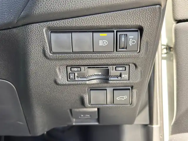 トヨタ カローラ クロス ハイブリッド Z 宮城県 2024(令6)年 0.8万km プラチナホワイトパールマイカ セーフティセンス/・プリクラッシュセーフティ/・レーントレーシングアシスト/・レーンディパーチャーアラート/・レーダークルーズコントロール/・オートマチックハイビーム/・ロードサインアシスト/・ドライバー異常時対応システム/・プロアクティブドライビングアシスト/・発進遅れ告知機能/パーキングサポートブレーキ（前後方静止物）/8インチディスプレイオーディオ/・Bluetooth/・フルセグTV/・AppleCarPlay/AndroidAuto/バックカメラ/ビルトインETC/ハンズフリーパワーバックドア/ハーフレザーシート/運転席パワーシート/シートヒーター/革巻きステアリング/ステアリングスイッチ/電動パーキングブレーキ/ブレーキホールド/LEDヘッドランプ/LEDシーケンシャルターンランプ/LEDデイタイムランニングランプ/フォグランプ/オートライト/スマートキー＆プッシュスタート/電動格納ミラー/純正18インチAW/フロアマット/W/サイド/カーテンエアバッグ