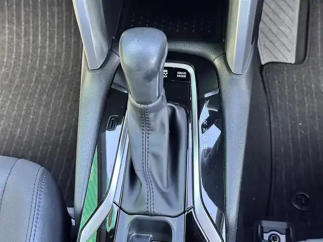 トヨタ カローラ クロス ハイブリッド Z 宮城県 2024(令6)年 0.8万km プラチナホワイトパールマイカ セーフティセンス/・プリクラッシュセーフティ/・レーントレーシングアシスト/・レーンディパーチャーアラート/・レーダークルーズコントロール/・オートマチックハイビーム/・ロードサインアシスト/・ドライバー異常時対応システム/・プロアクティブドライビングアシスト/・発進遅れ告知機能/パーキングサポートブレーキ（前後方静止物）/8インチディスプレイオーディオ/・Bluetooth/・フルセグTV/・AppleCarPlay/AndroidAuto/バックカメラ/ビルトインETC/ハンズフリーパワーバックドア/ハーフレザーシート/運転席パワーシート/シートヒーター/革巻きステアリング/ステアリングスイッチ/電動パーキングブレーキ/ブレーキホールド/LEDヘッドランプ/LEDシーケンシャルターンランプ/LEDデイタイムランニングランプ/フォグランプ/オートライト/スマートキー＆プッシュスタート/電動格納ミラー/純正18インチAW/フロアマット/W/サイド/カーテンエアバッグ