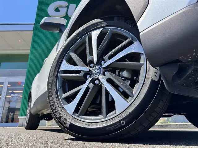 トヨタ カローラ クロス ハイブリッド Z 宮城県 2024(令6)年 0.8万km プラチナホワイトパールマイカ セーフティセンス/・プリクラッシュセーフティ/・レーントレーシングアシスト/・レーンディパーチャーアラート/・レーダークルーズコントロール/・オートマチックハイビーム/・ロードサインアシスト/・ドライバー異常時対応システム/・プロアクティブドライビングアシスト/・発進遅れ告知機能/パーキングサポートブレーキ（前後方静止物）/8インチディスプレイオーディオ/・Bluetooth/・フルセグTV/・AppleCarPlay/AndroidAuto/バックカメラ/ビルトインETC/ハンズフリーパワーバックドア/ハーフレザーシート/運転席パワーシート/シートヒーター/革巻きステアリング/ステアリングスイッチ/電動パーキングブレーキ/ブレーキホールド/LEDヘッドランプ/LEDシーケンシャルターンランプ/LEDデイタイムランニングランプ/フォグランプ/オートライト/スマートキー＆プッシュスタート/電動格納ミラー/純正18インチAW/フロアマット/W/サイド/カーテンエアバッグ