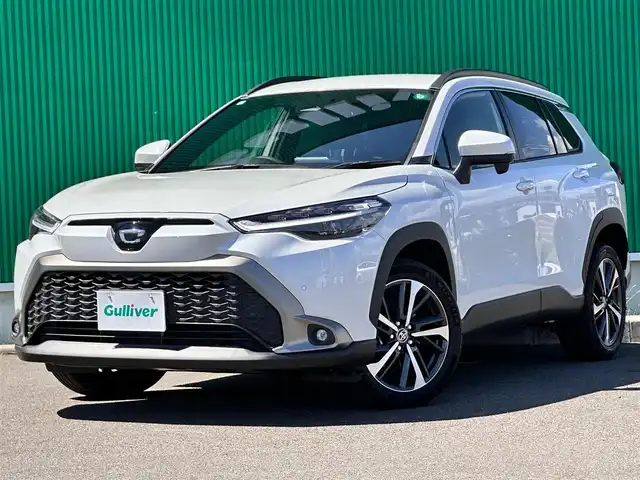 トヨタ カローラ クロス ハイブリッド Z 宮城県 2024(令6)年 0.8万km プラチナホワイトパールマイカ セーフティセンス/・プリクラッシュセーフティ/・レーントレーシングアシスト/・レーンディパーチャーアラート/・レーダークルーズコントロール/・オートマチックハイビーム/・ロードサインアシスト/・ドライバー異常時対応システム/・プロアクティブドライビングアシスト/・発進遅れ告知機能/パーキングサポートブレーキ（前後方静止物）/8インチディスプレイオーディオ/・Bluetooth/・フルセグTV/・AppleCarPlay/AndroidAuto/バックカメラ/ビルトインETC/ハンズフリーパワーバックドア/ハーフレザーシート/運転席パワーシート/シートヒーター/革巻きステアリング/ステアリングスイッチ/電動パーキングブレーキ/ブレーキホールド/LEDヘッドランプ/LEDシーケンシャルターンランプ/LEDデイタイムランニングランプ/フォグランプ/オートライト/スマートキー＆プッシュスタート/電動格納ミラー/純正18インチAW/フロアマット/W/サイド/カーテンエアバッグ