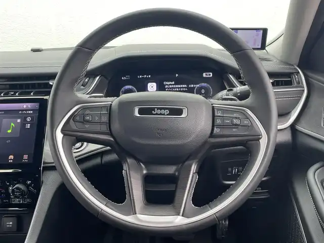 クライスラー・ジープ ジープ グランドチェロキーＬ リミテッド 東京都 2023(令5)年 1.5万km ブライトホワイト 純正ナビ/DTV/360°カメラ/黒レザーシート/シートヒーター/シートベンチレーション/ヘッドアップディスプレイ/パワーバックドア/デジタルインナーミラー/GPSレーダー探知機/スマートキー/純正USB/AUX/Bluetooth/AppleCarPlayAndroidAuto/アダプティブクルーズコントロール/ブラインドスポットモニター/ALM/パークセンス/TVキャンセラー/前後ドライブレコーダー/ヒルディセントコントロール