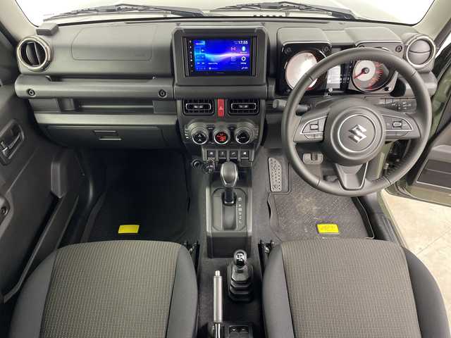 スズキ ジムニー シエラ JC 鹿児島県 2025(令7)年 0.4万km ジャングルグリーン ワンオーナー/社外ディスプレイオーディオ/バックカメラ/前後ドライブレコーダー/衝突軽減ブレーキ/車線逸脱警報/ヒルディセントコントロール/クルーズコントロール/ＥＴＣ/シートヒーター/スマートキー/純正フロアマット/保証書/取扱説明書