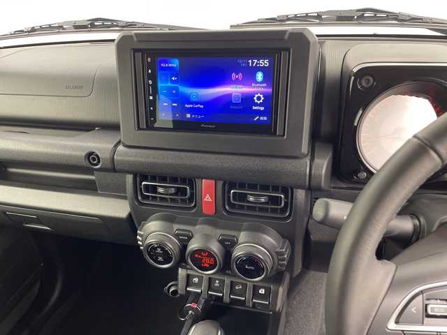 スズキ ジムニー シエラ JC 鹿児島県 2025(令7)年 0.4万km ジャングルグリーン ワンオーナー/社外ディスプレイオーディオ/バックカメラ/前後ドライブレコーダー/衝突軽減ブレーキ/車線逸脱警報/ヒルディセントコントロール/クルーズコントロール/ＥＴＣ/シートヒーター/スマートキー/純正フロアマット/保証書/取扱説明書