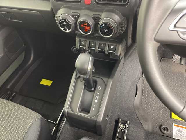 スズキ ジムニー シエラ JC 鹿児島県 2025(令7)年 0.4万km ジャングルグリーン ワンオーナー/社外ディスプレイオーディオ/バックカメラ/前後ドライブレコーダー/衝突軽減ブレーキ/車線逸脱警報/ヒルディセントコントロール/クルーズコントロール/ＥＴＣ/シートヒーター/スマートキー/純正フロアマット/保証書/取扱説明書