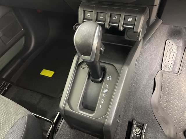 スズキ ジムニー シエラ JC 鹿児島県 2025(令7)年 0.4万km ジャングルグリーン ワンオーナー/社外ディスプレイオーディオ/バックカメラ/前後ドライブレコーダー/衝突軽減ブレーキ/車線逸脱警報/ヒルディセントコントロール/クルーズコントロール/ＥＴＣ/シートヒーター/スマートキー/純正フロアマット/保証書/取扱説明書